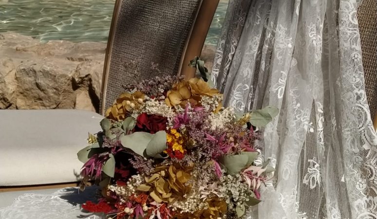 Un ramo de novia de flores PRESERVADAS